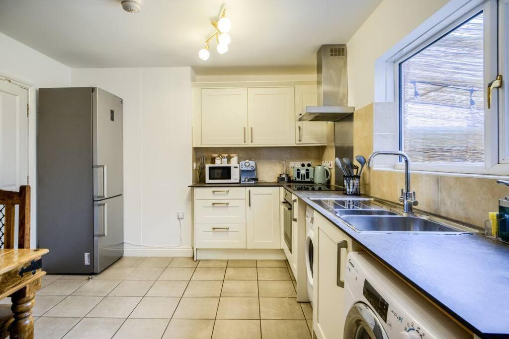 Low Rate For A 4-Bedroom House In Coventry With Free Unlimited Wi-Fi 2 Car Parking 53 Qmc Екстер'єр фото