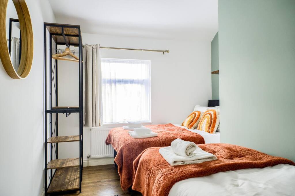 Low Rate For A 4-Bedroom House In Coventry With Free Unlimited Wi-Fi 2 Car Parking 53 Qmc Екстер'єр фото