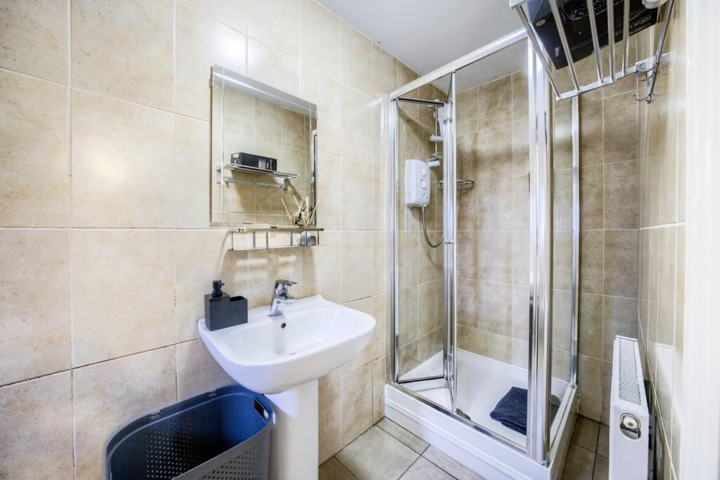 Low Rate For A 4-Bedroom House In Coventry With Free Unlimited Wi-Fi 2 Car Parking 53 Qmc Екстер'єр фото