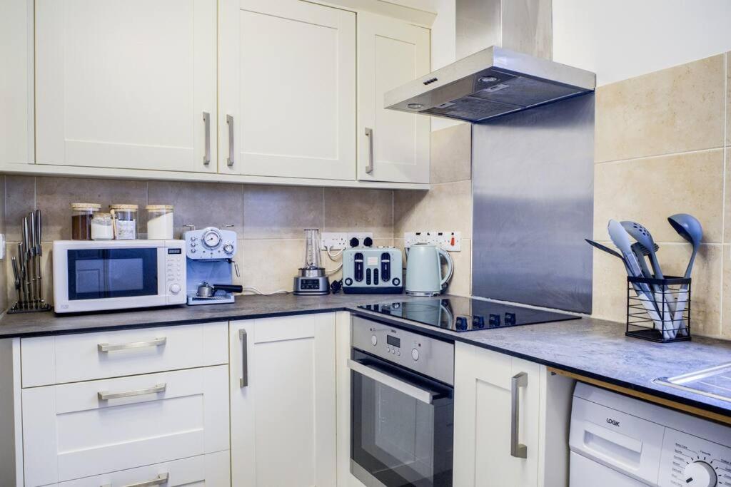 Low Rate For A 4-Bedroom House In Coventry With Free Unlimited Wi-Fi 2 Car Parking 53 Qmc Екстер'єр фото