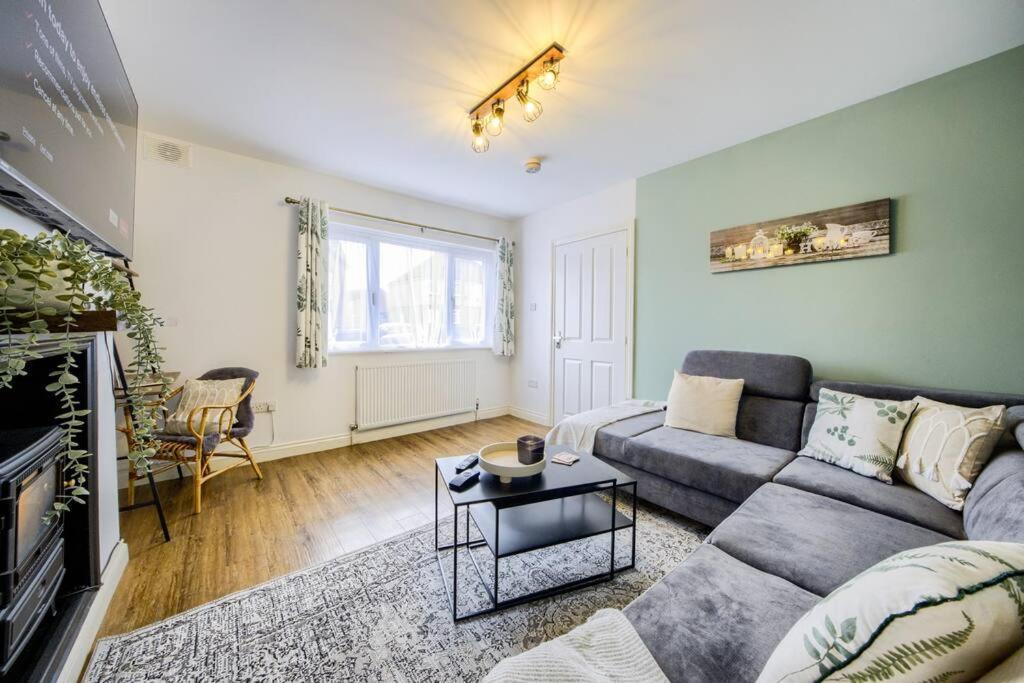 Low Rate For A 4-Bedroom House In Coventry With Free Unlimited Wi-Fi 2 Car Parking 53 Qmc Екстер'єр фото