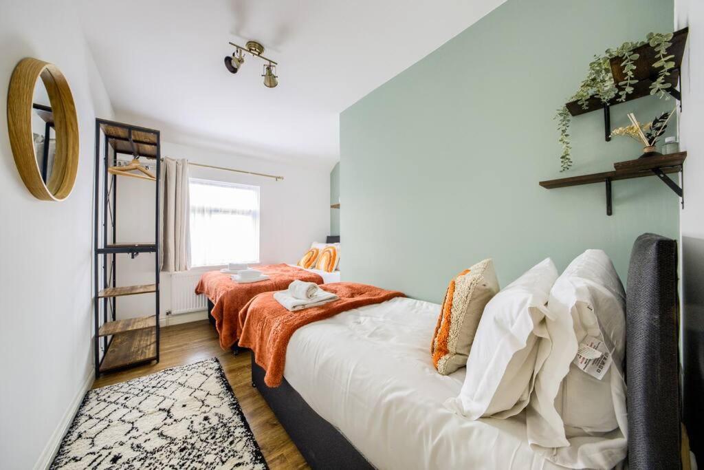 Low Rate For A 4-Bedroom House In Coventry With Free Unlimited Wi-Fi 2 Car Parking 53 Qmc Екстер'єр фото
