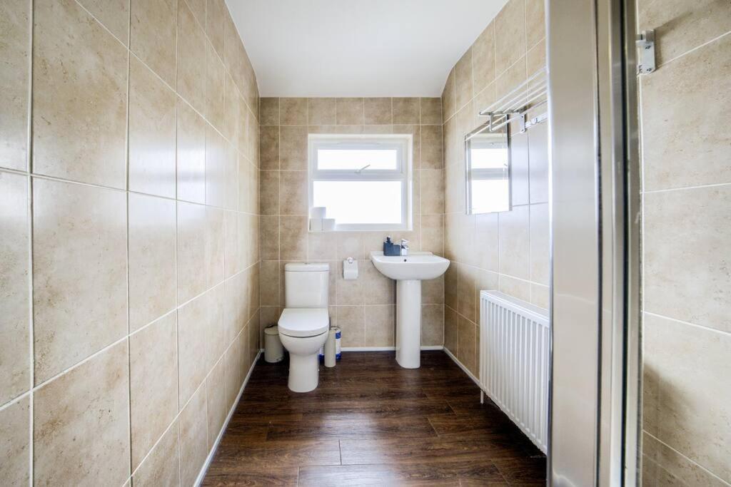 Low Rate For A 4-Bedroom House In Coventry With Free Unlimited Wi-Fi 2 Car Parking 53 Qmc Екстер'єр фото